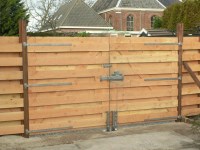 Een handgemaakte schutting gemaakt met ecologisch hout.